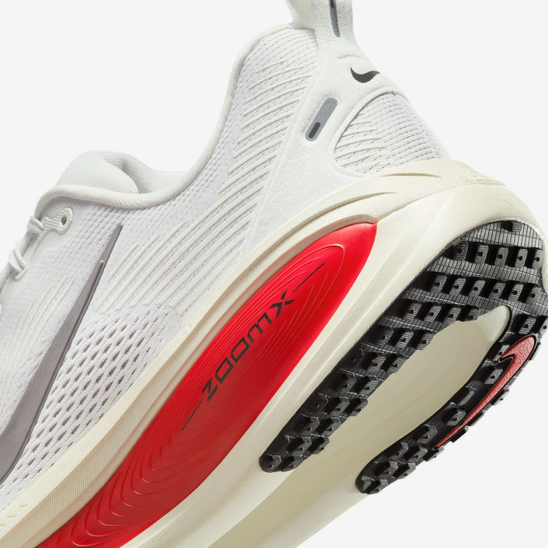 Nike Vomero 18 - Branco/Vermelho