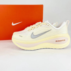 Nike Vomero Plus - Amarelo Claro/Vermelho
